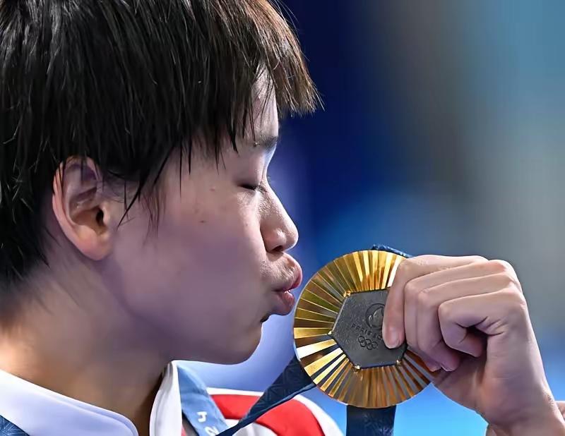 我现在比较好奇，水花征服者联盟的群主是谁？还有将近300人的群，到底是哪些人？