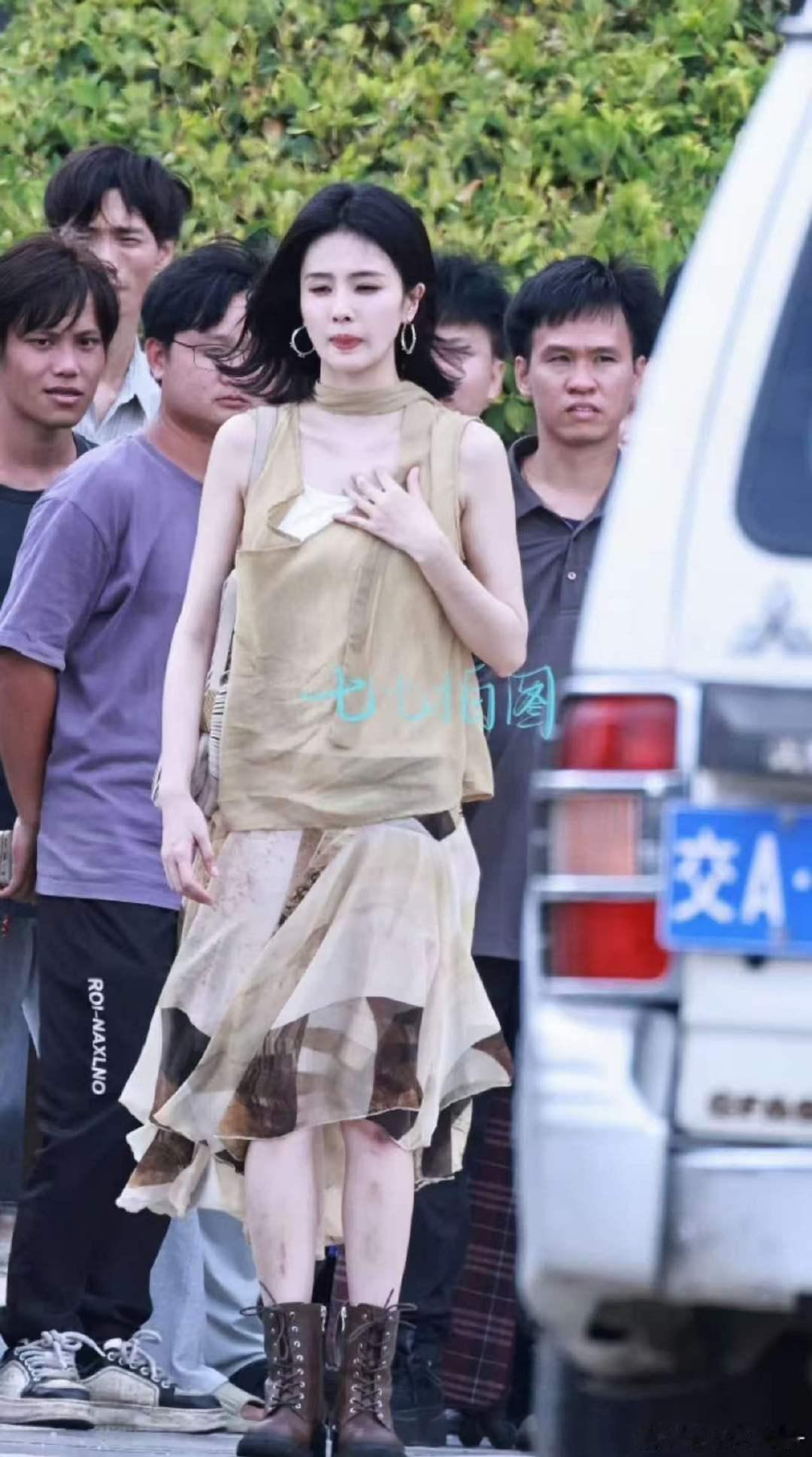白鹿腿上全是伤白鹿新戏路透腿上全是伤注意安全啊白鹿！白鹿​​​