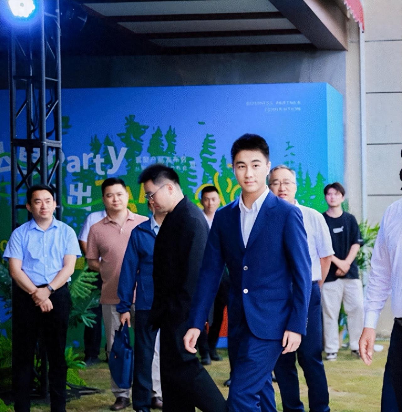 美国的关税打压之时，中国出现了一位厉害人物！他就是29岁的香港青年，赌王之子何猷