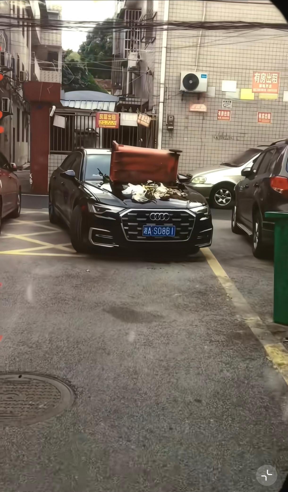 一己之力挡了那么多台车，消防通道这么大的字他看不见吗？这种人是老子天不怕地不怕，