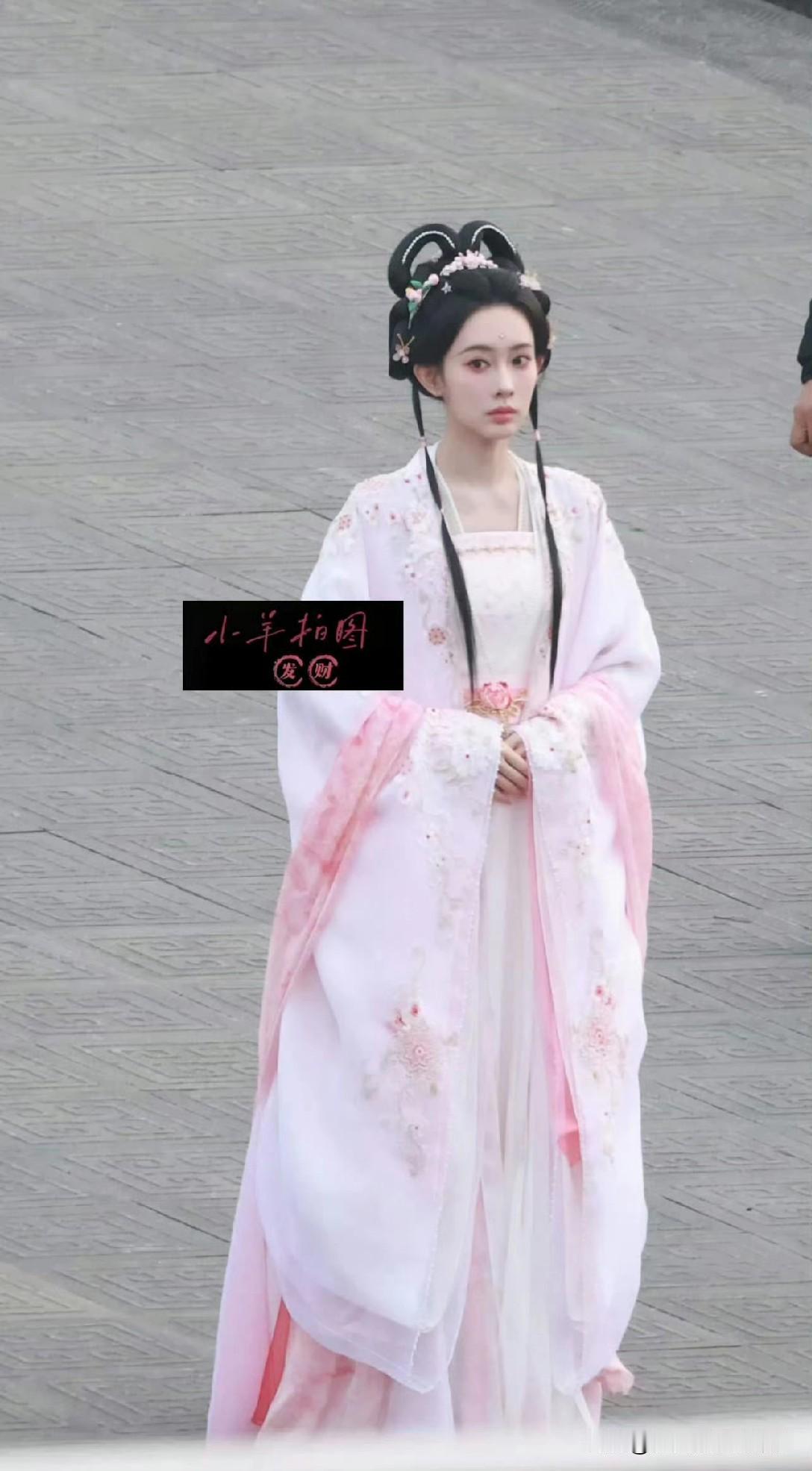 咱就是说孟子义这套衣服本身是好看的，结果硬是被造型拖了后腿！这种塑料感又带