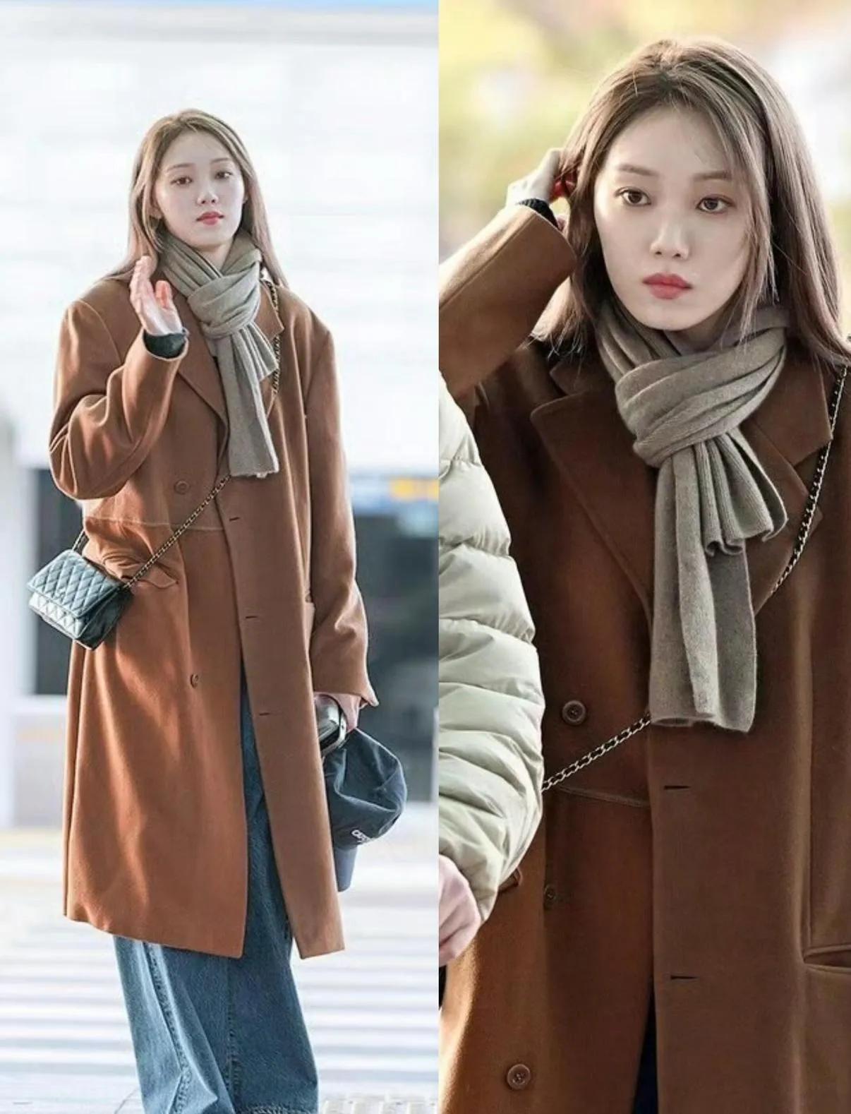 李圣经的冬日穿搭真的是高个子女生的福音！一件廓形棕色大衣，搭配水洗浅蓝阔腿牛仔裤