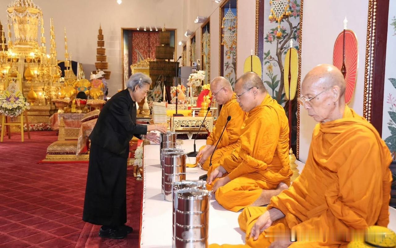 诗琳通公主为侄女帕公主守灵，帕公主英年早逝，可怜的白发人送黑发人最是让人伤心💔