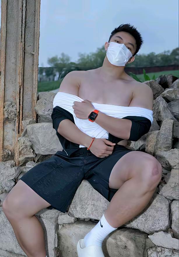 最近的街头像是默契开了滤镜，阳光、微风，还有那些刚刚好的身材比例。咱们路过公园的