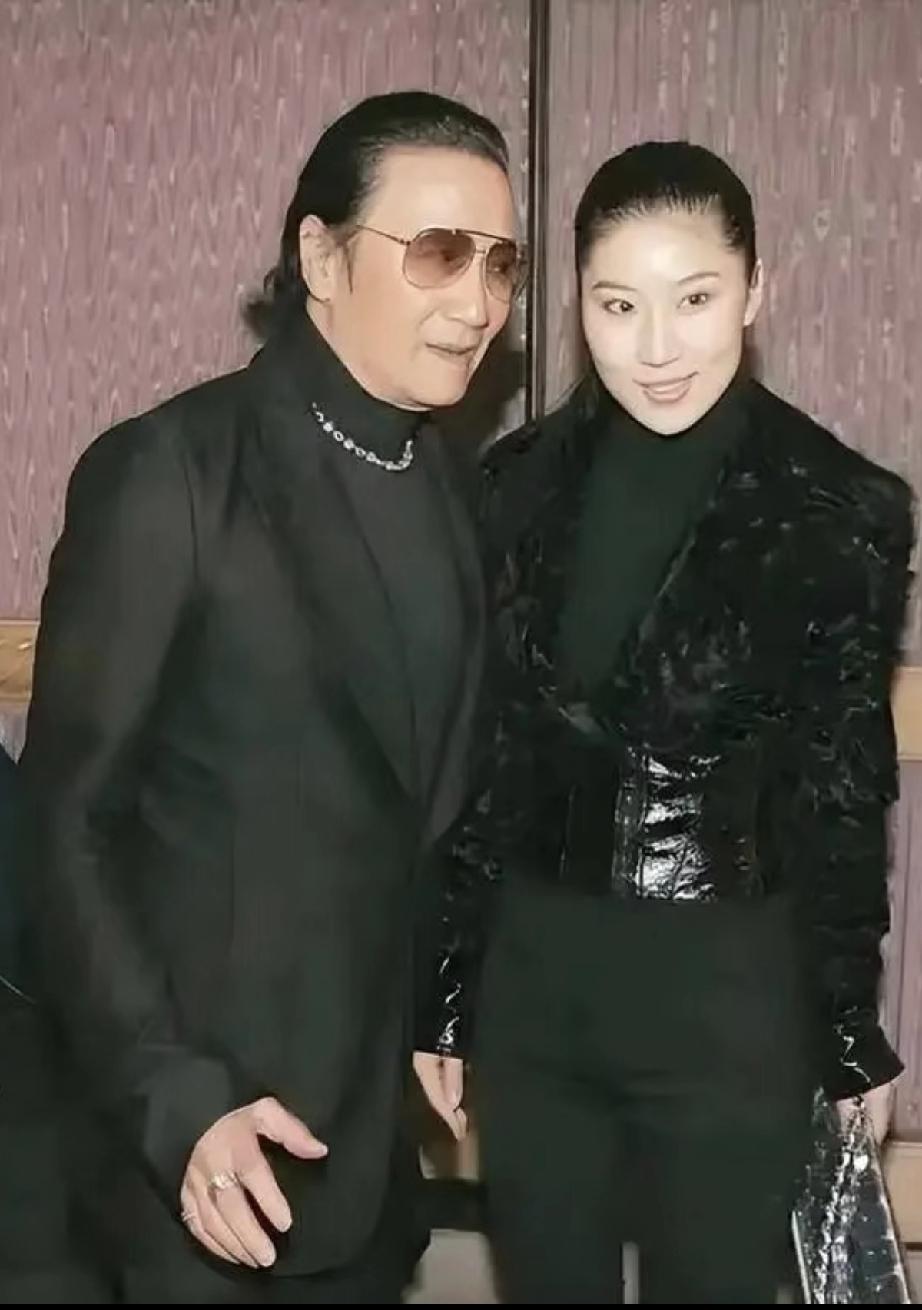 戴着眼镜的谢贤，像个大佬，派头十足，和小49岁的女友COco在一起，像老板和女秘