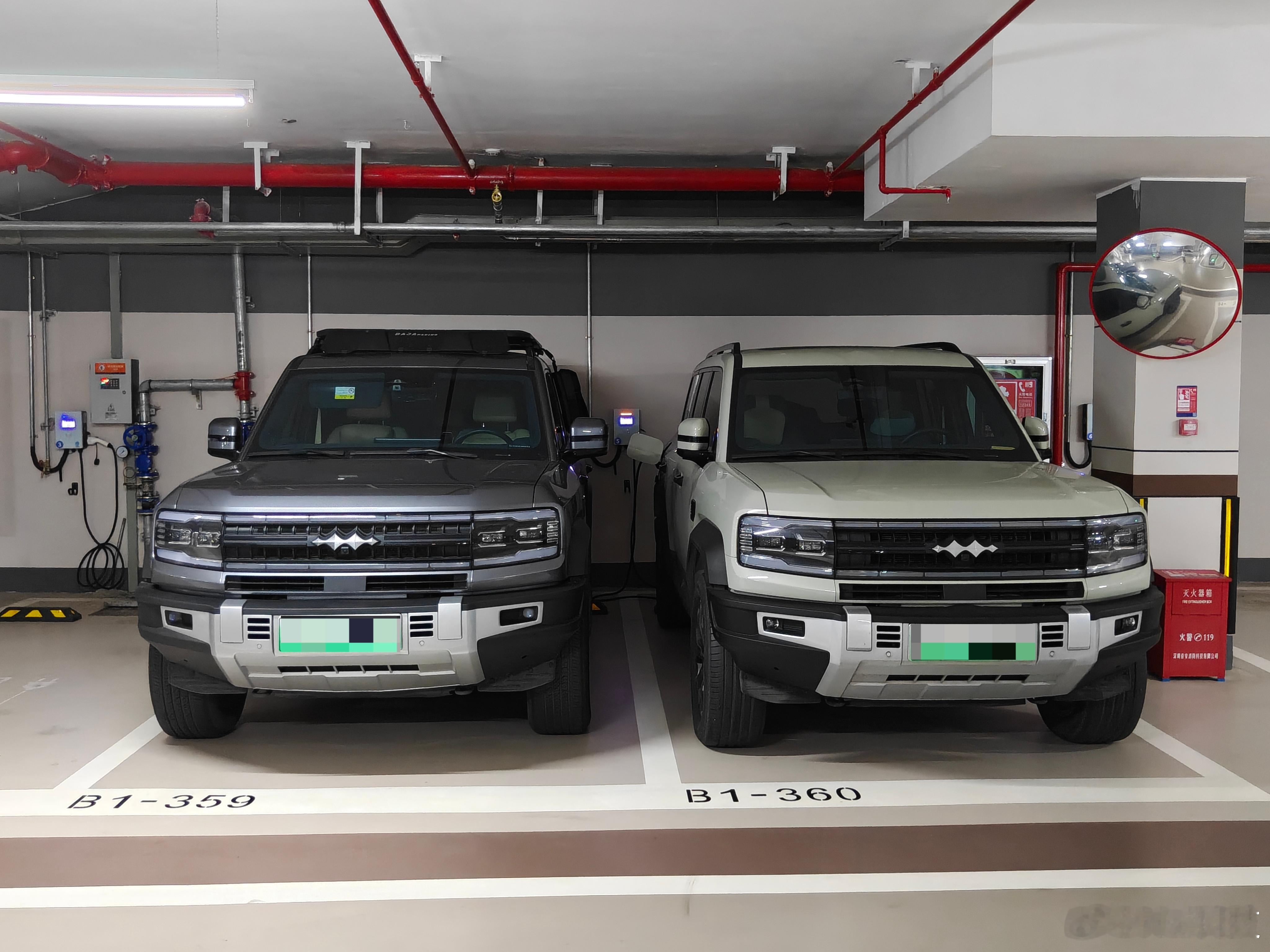 刚回小区地库发现一辆豹5，我悄悄停它旁边给它做个伴吧方程豹