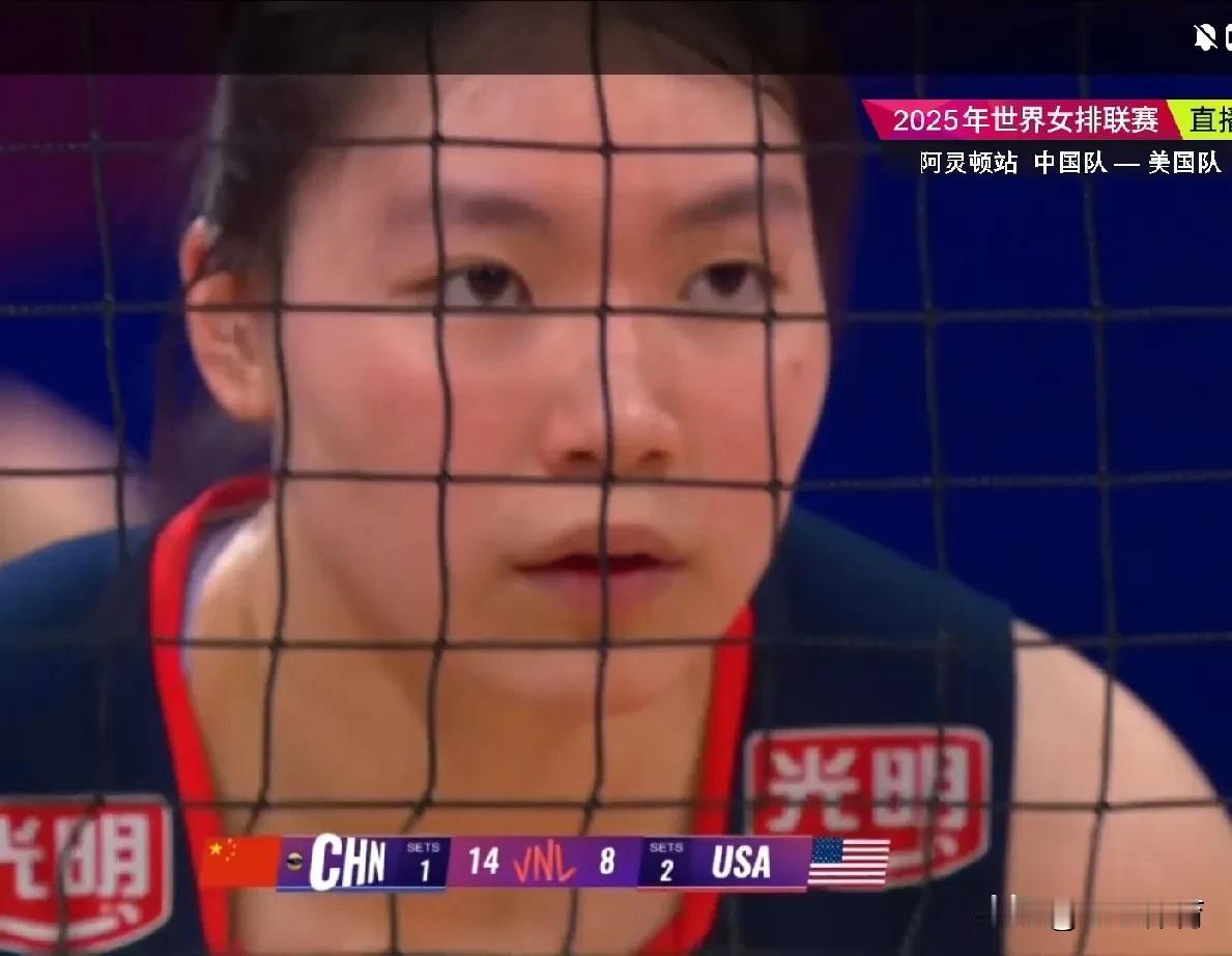 【中国女排进攻思路待优化】中国女排逆转战胜美国队，三名主攻联手贡献48分，四名