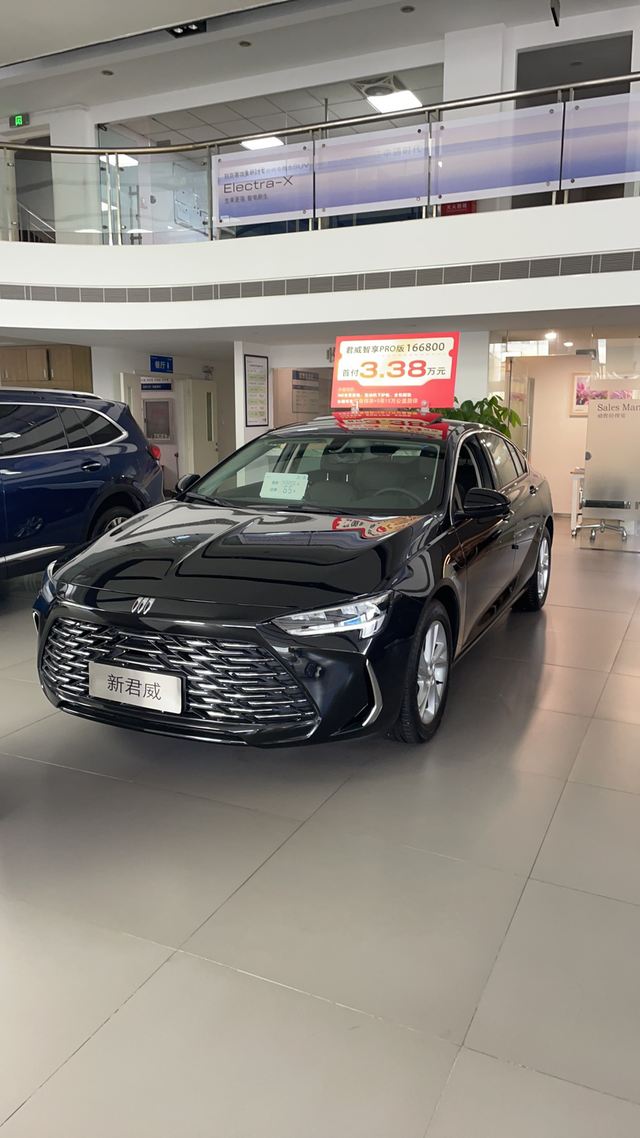 说买就买了之前没考虑过这辆车，去逛了几家4S店，这辆车我老公一眼相中，谈了下价