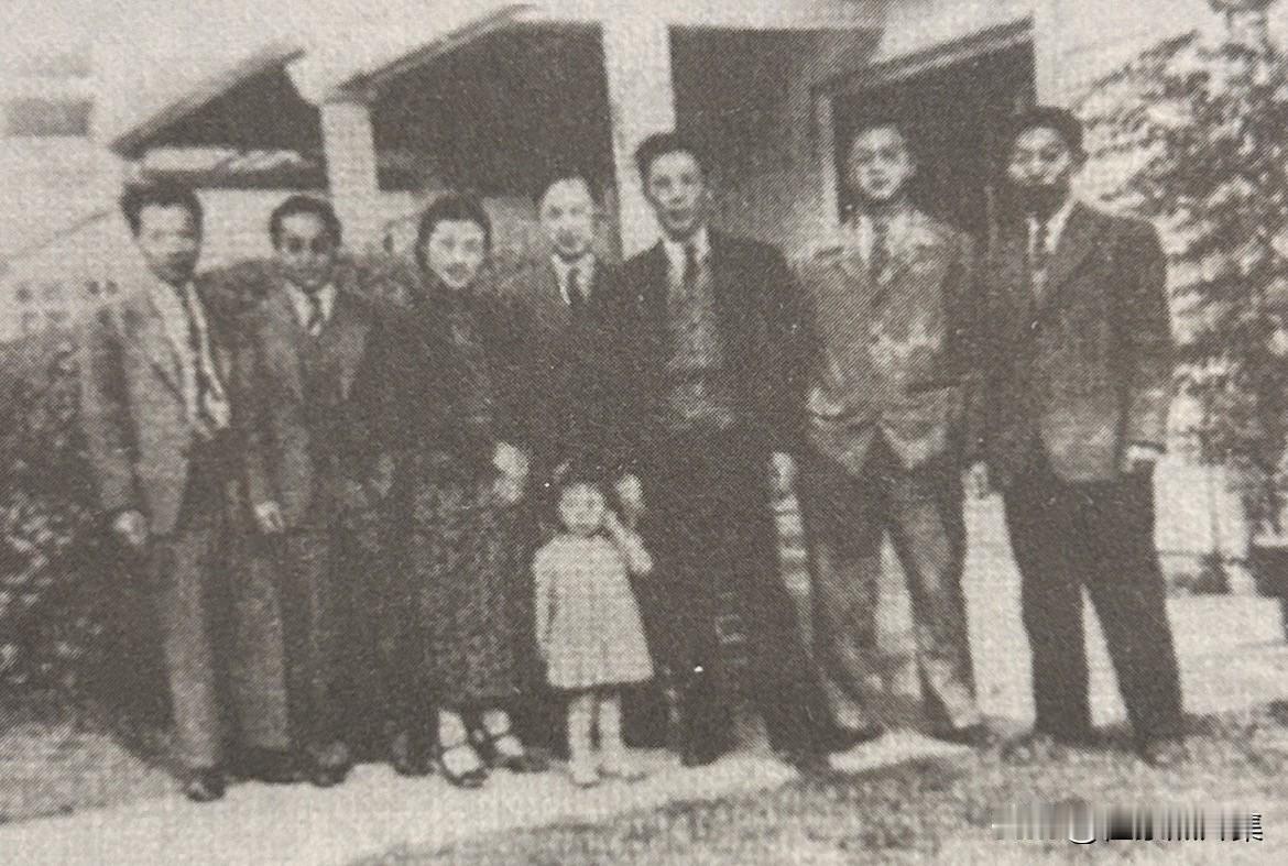 1943年，钱学森（居中）与他在帕萨迪纳的朋友们合影。右数第三人是周培源，当时