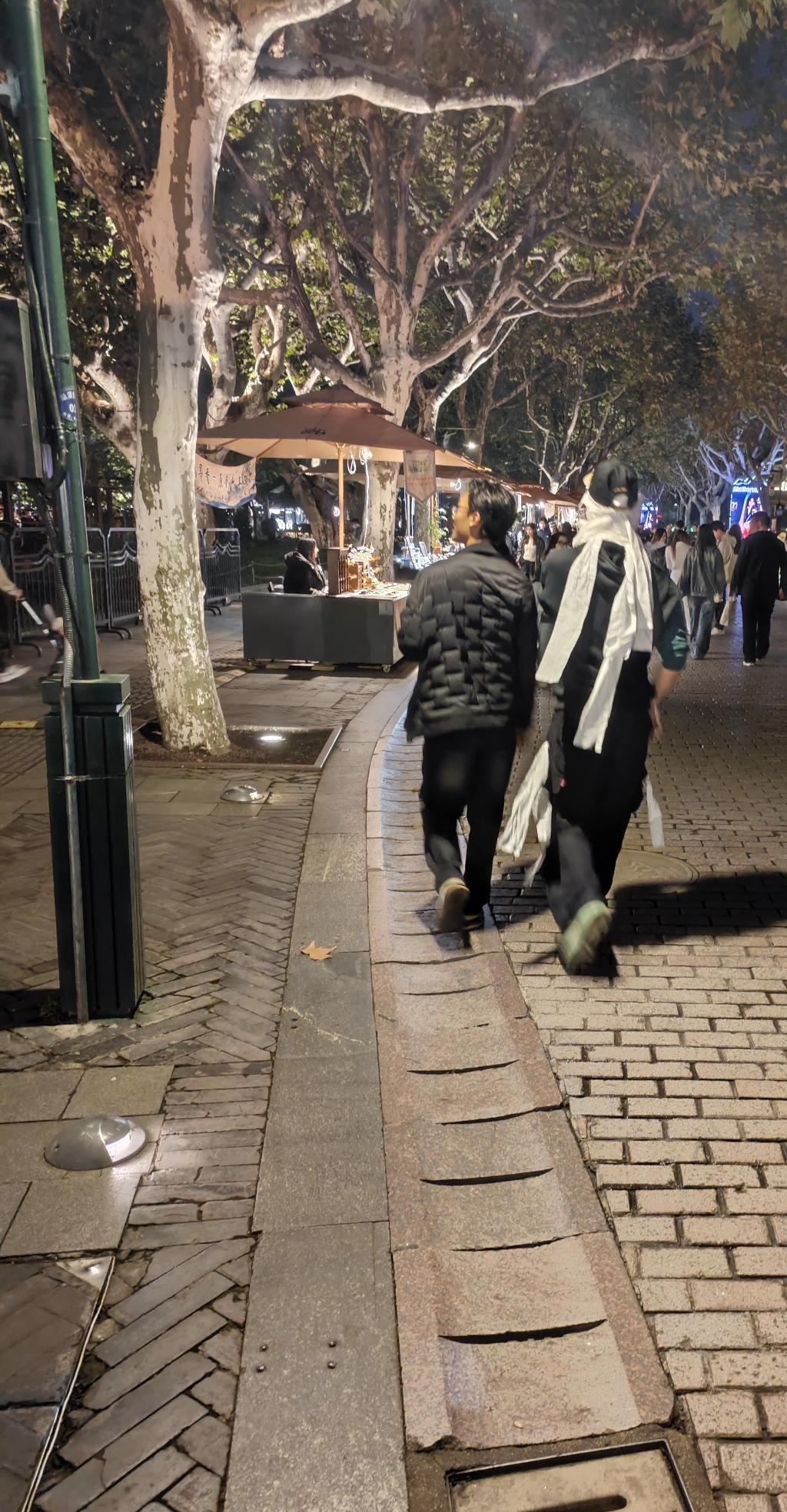 没想到西方的万圣节在国内这么受欢迎在西湖边的夜晚，有扮恶魔的，有扮新娘的，还有