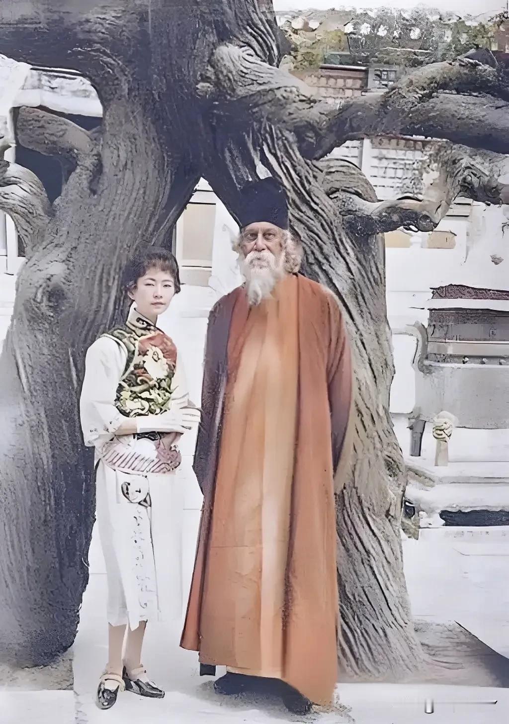 1924年，印度诗人泰戈尔访华期间与林徽因在北京法源寺留下的珍贵合影，时年19岁
