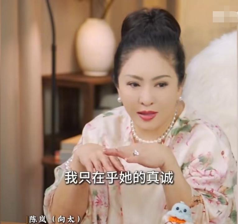 向太保姆打电话给她，焦急地说：“你的保险箱是开着的，珠宝在一地。要怎么办，我应该
