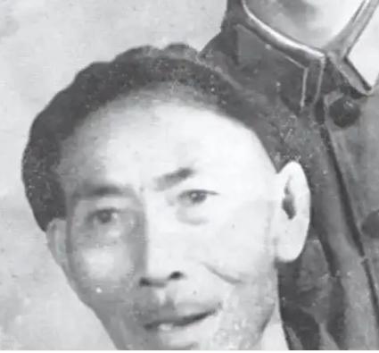 1976年，一名老人在北京军事博物馆参观时，看着四下无人，偷偷摸了一下文物，被工