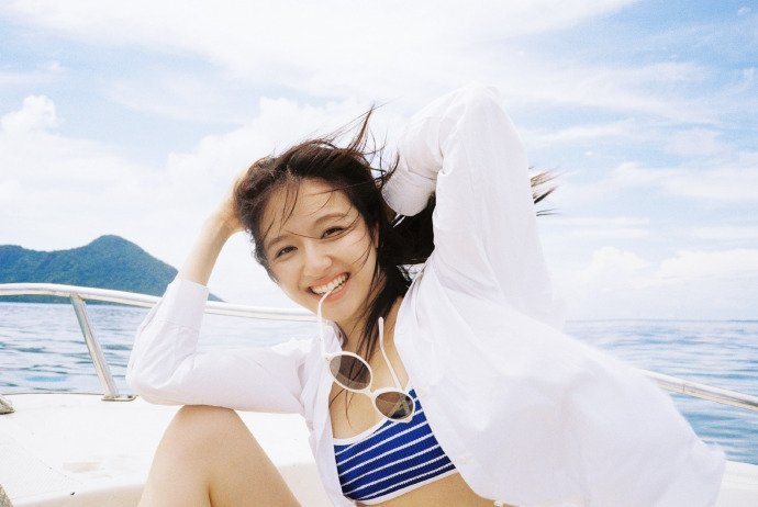 李兰迪条纹泳装谁能想到迪士尼砍价那个“接地气”的李兰迪，换上蓝白条纹居然这么有清