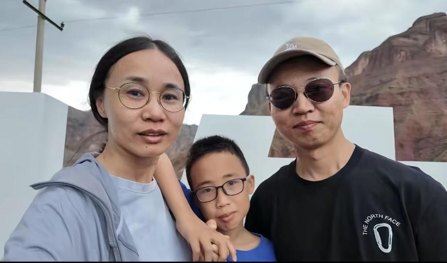 照片中这位爸爸，已经彻底崩溃了！一家三口满怀欢喜，远赴新疆自驾旅游，结果遇到突发