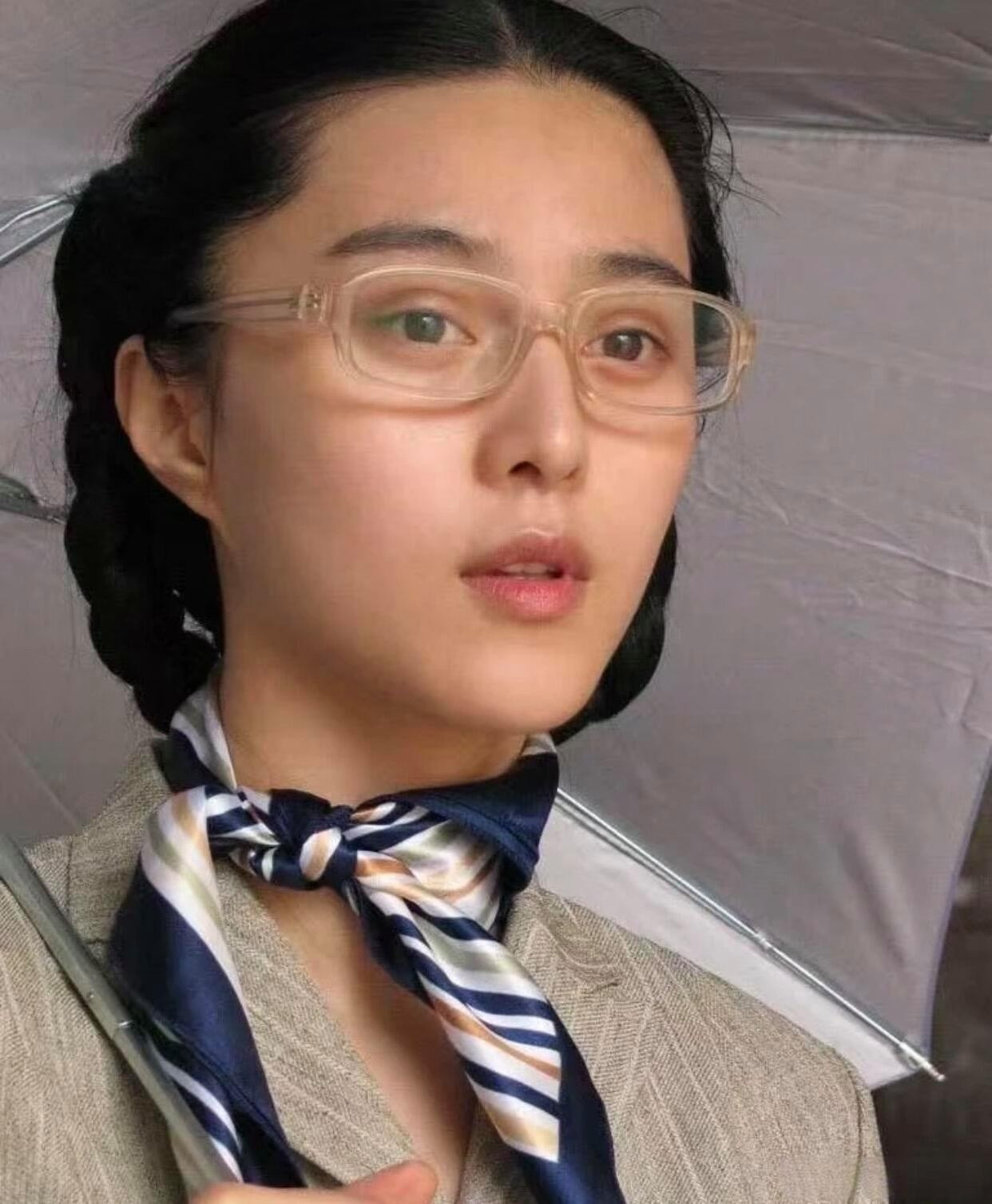 为什么她大双就一点不素呢。。。果然是气质美女，不管怎么样眼睛都好看，她的气质内娱