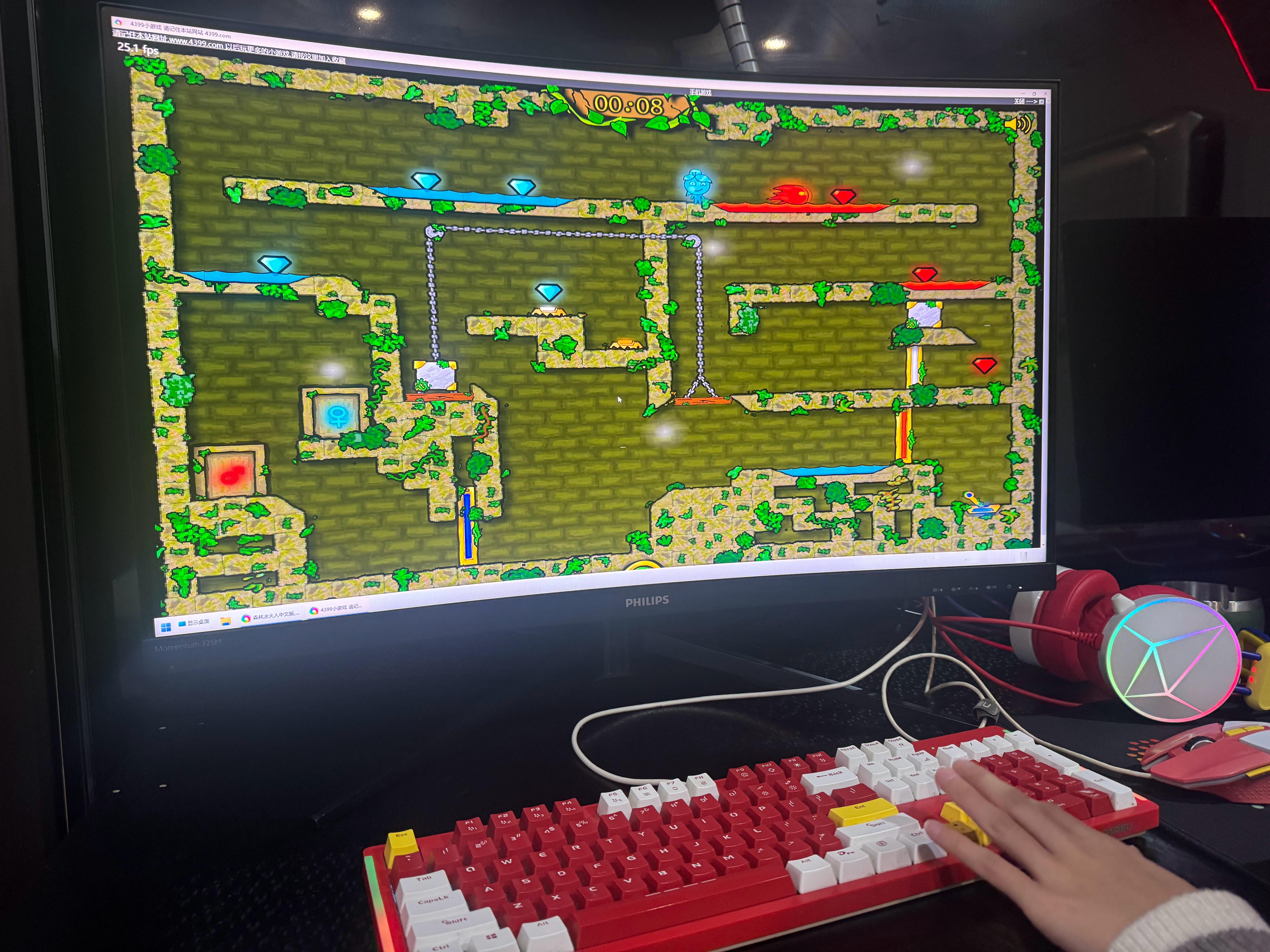 谁家好人跑电竞酒店来玩4399啊？