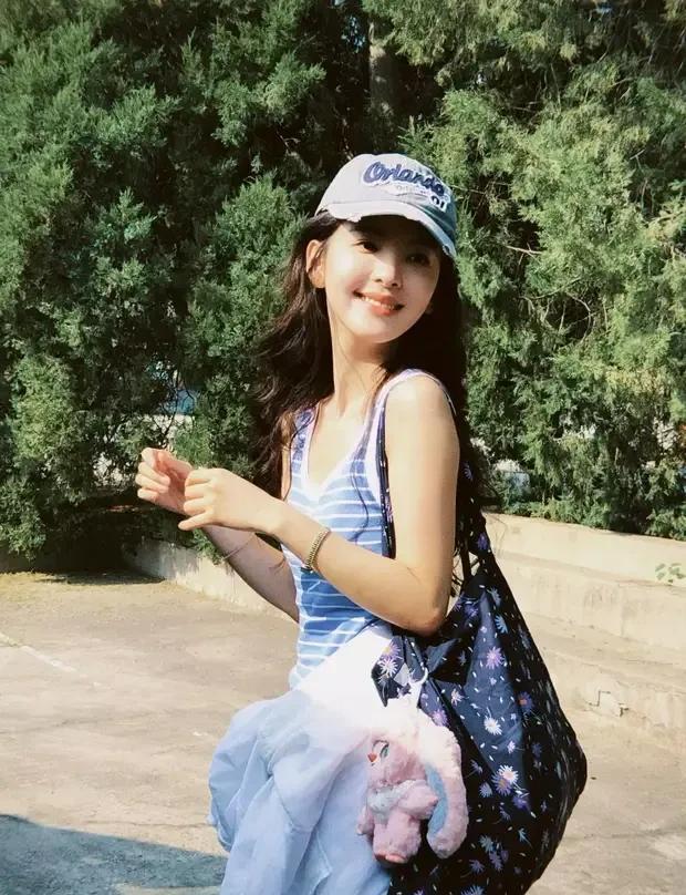 章若楠蓝白条纹杀疯朋友圈！粉色玩偶成最大“心机”？娱乐圈今日份的视觉清凉特供，