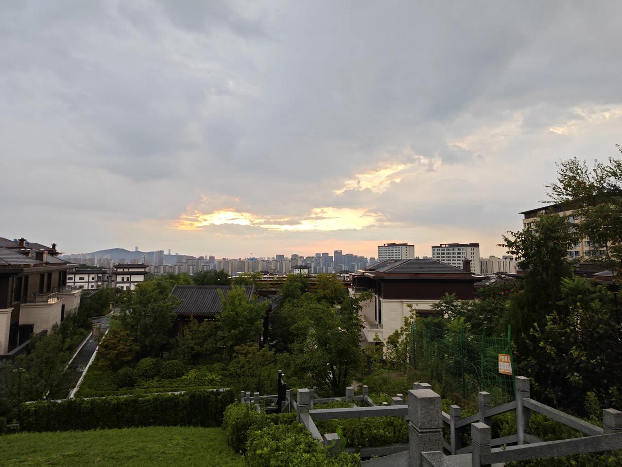 慈诚罗珠堪布：“从人类的感官来看，几小时前路过此地的人，除了脚印外，没留下什么。