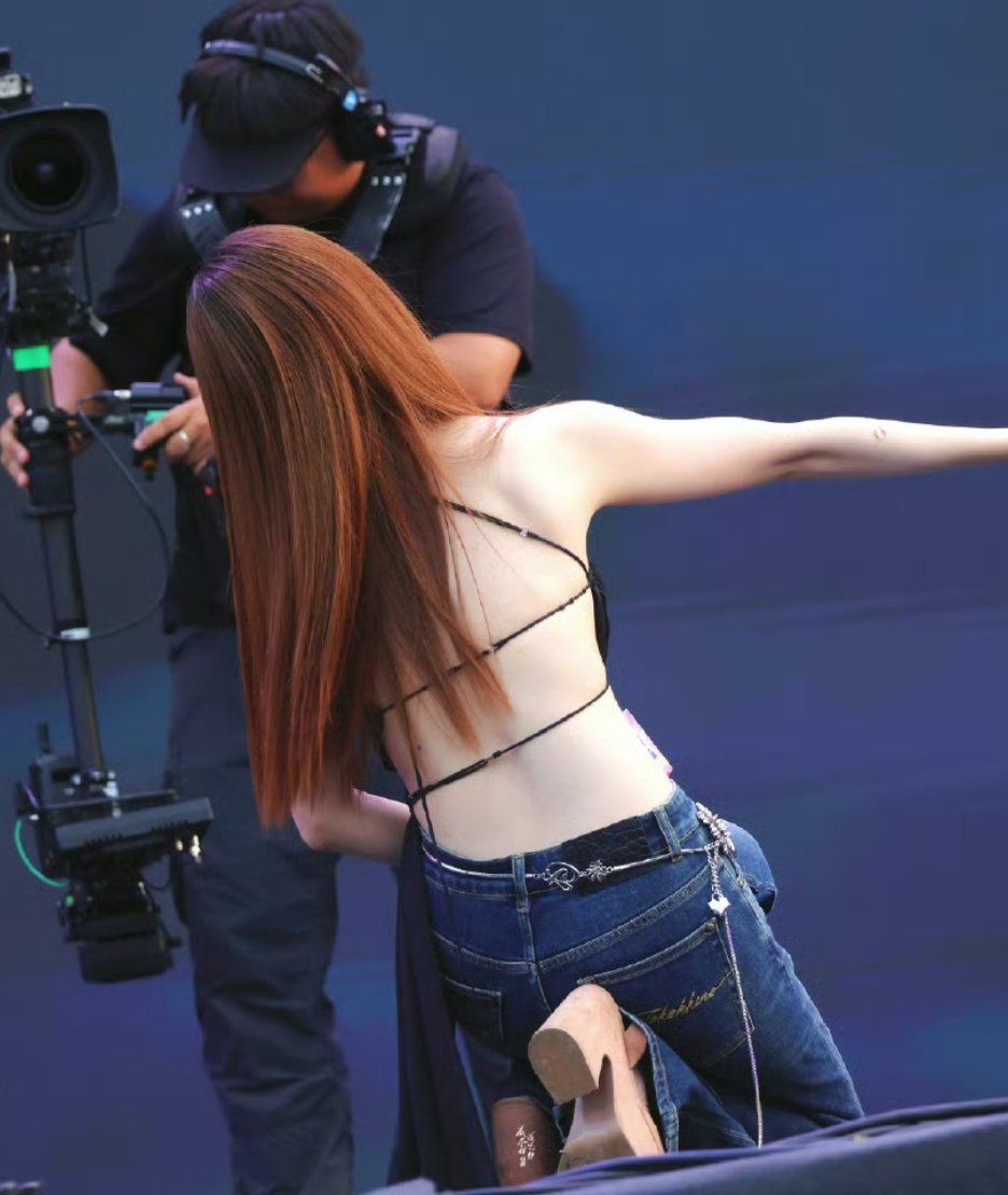 李兰迪美背不拔个罐可惜了李兰迪露背好辣李兰迪黑色绑带露背装​​​