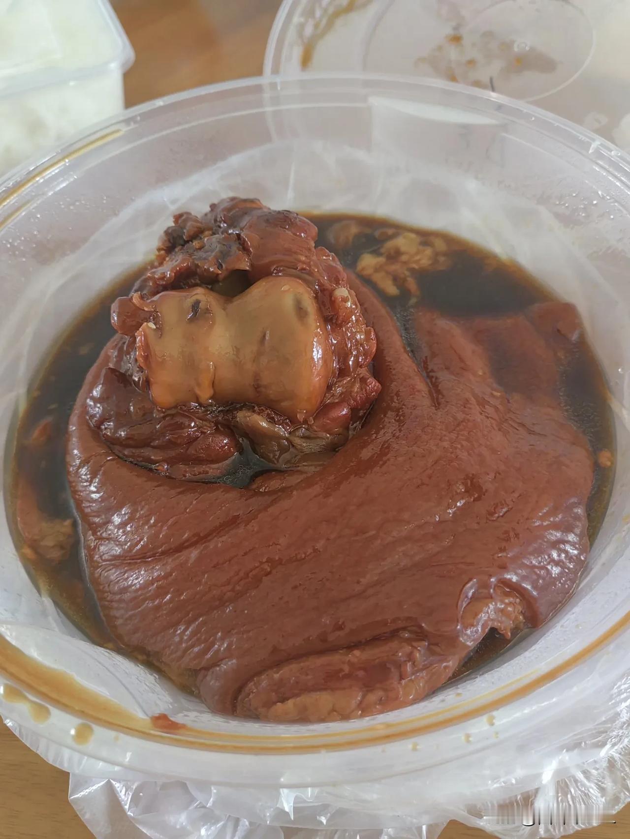 今天的晚餐，去饭店打包了一个大猪肘子，花了三十九块钱，听饭店的大厨说这个大猪肘子