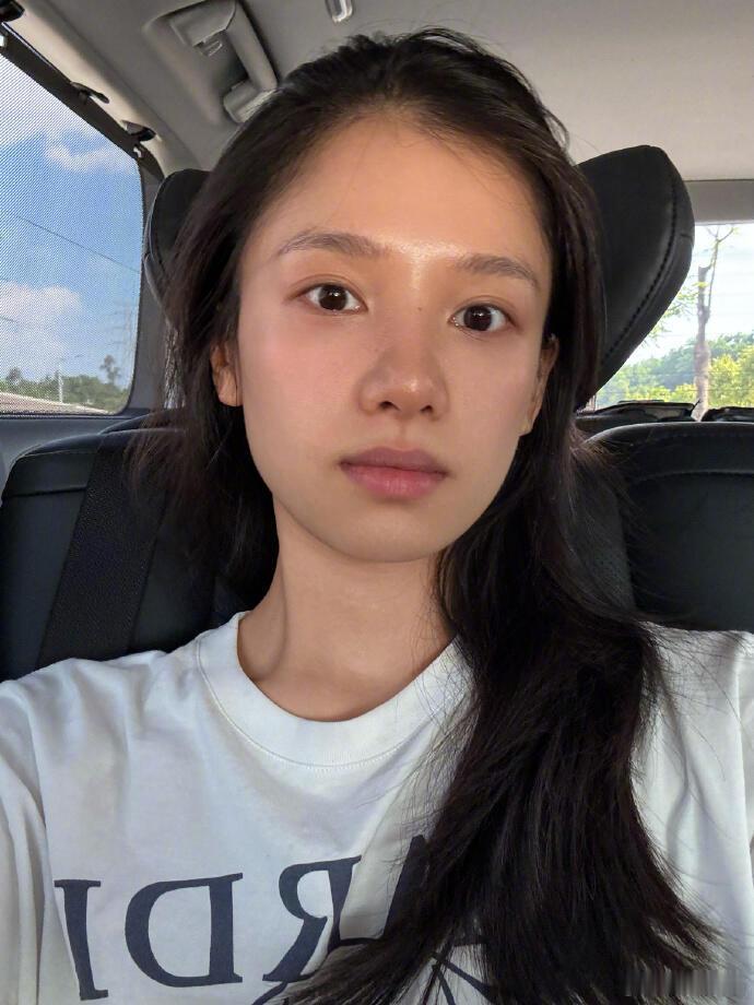 继张婧仪的眉骨遮阳后，又见识到了T区自带提亮，好有权威的素颜