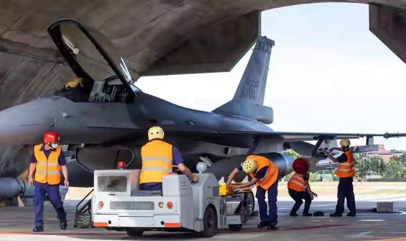 与印度程序员有关？台军F-16坠机，或被美国给坑了，这次损失很惨！2026年