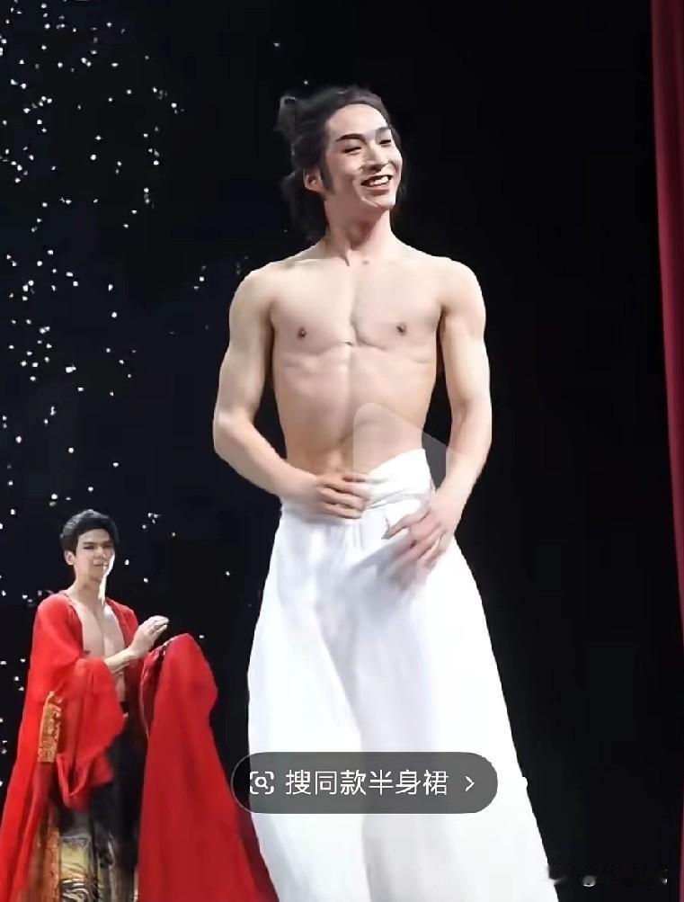 只听这个剧场的名字就知道不简单！公狗剧场里的表演是艺术创新还是擦边秀呢？这些表