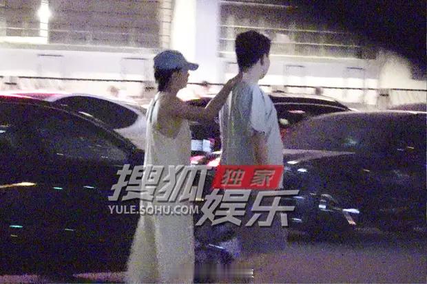 殷桃和男友吃完饭回家近日，殷桃和男友外出用餐后一起回家。殷桃边走边将手自然搭在