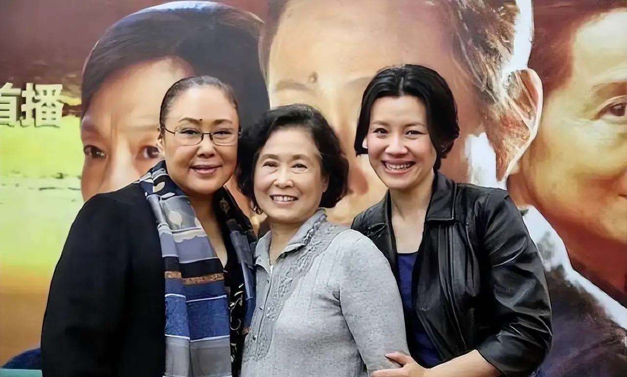 照片里站在斯琴高娃旁边的人是谁？看起来很熟悉，有人认识吗？#老照片#