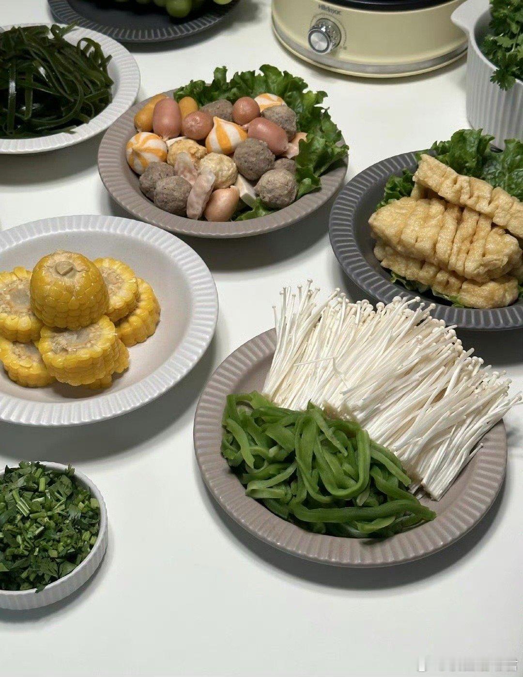 精心准备的火锅男朋友嫌没有肉…