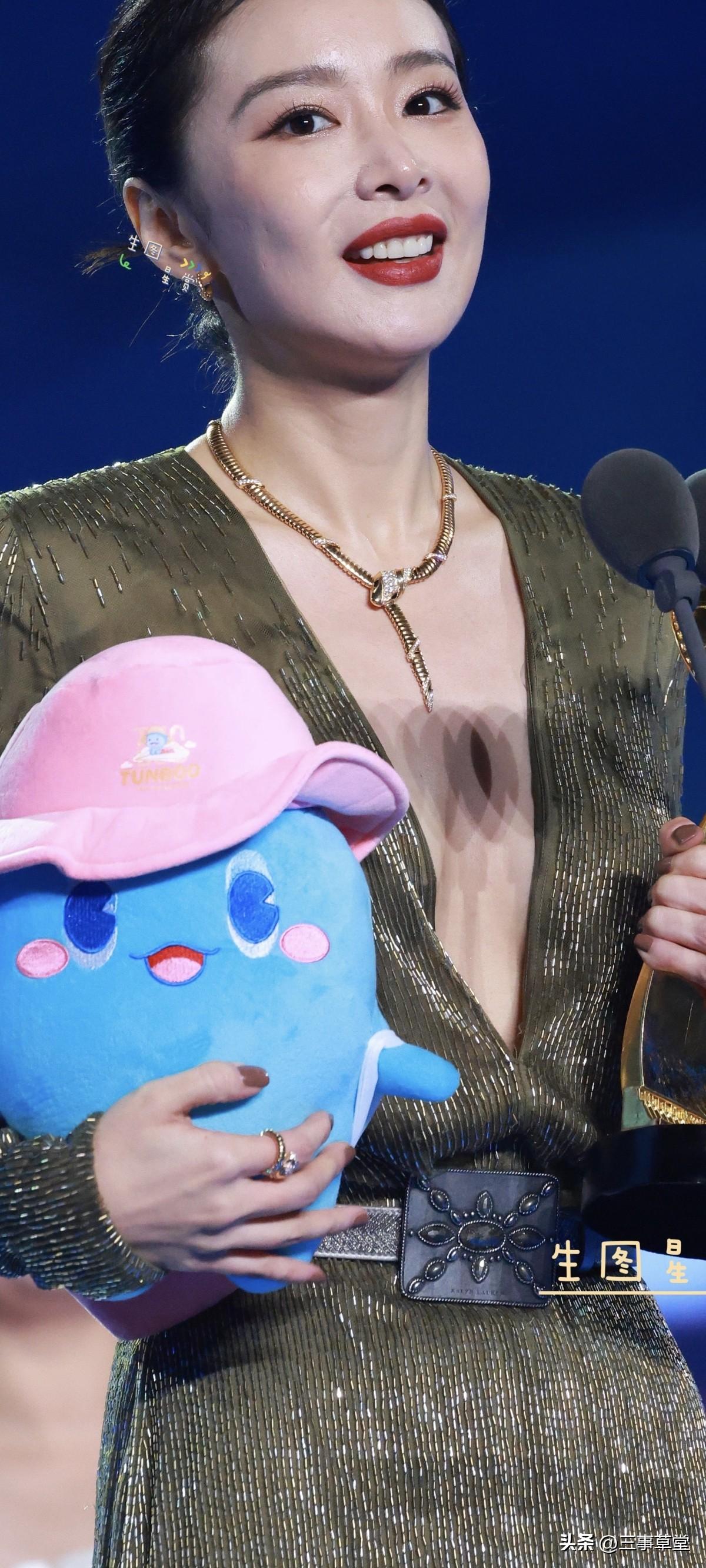 高叶×宜昌电影节内场红唇大嫂，金光璀璨！哇，高叶的红唇造型真的太惊艳了！大家觉