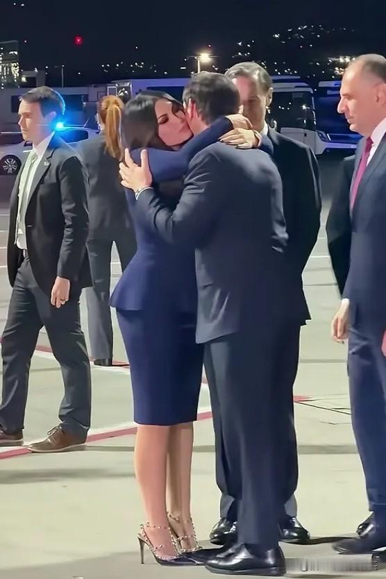 美国国务卿鲁比奥到访希腊，美国驻希腊大使吉尔福伊尔到机场迎接，自己的上司来访，出