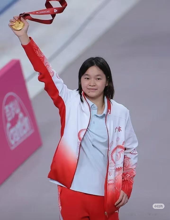 全红婵跳水到底有多厉害。她14岁东京奥运拿466.20分，三跳全满分破纪录，成