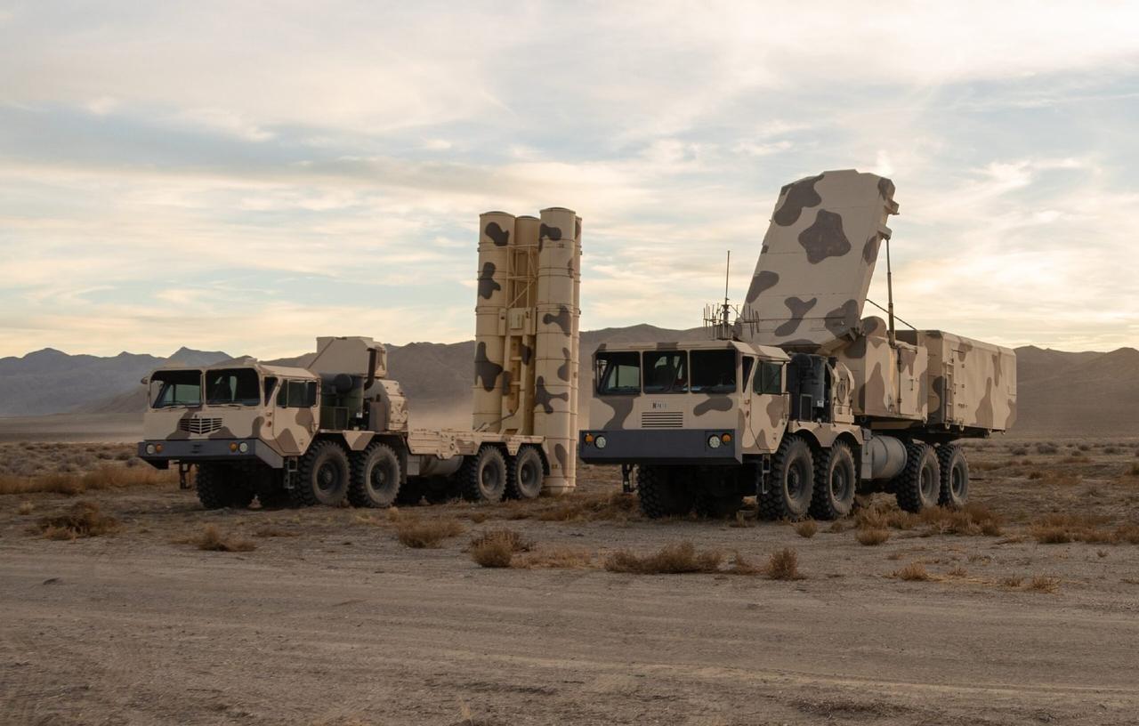 美国演习中出现了与S-300和HQ-9类似的防空系统的全尺寸模型2025年11