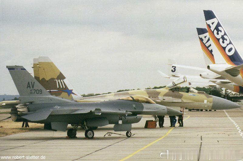 1998年柏林航展上的苏-37和F-16，尺寸形成了巨大的反差