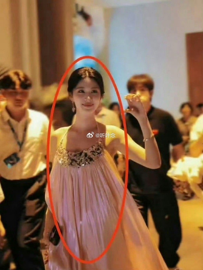 我一直以为王楚然衣服是镂空的，原来是叠穿，还是三层