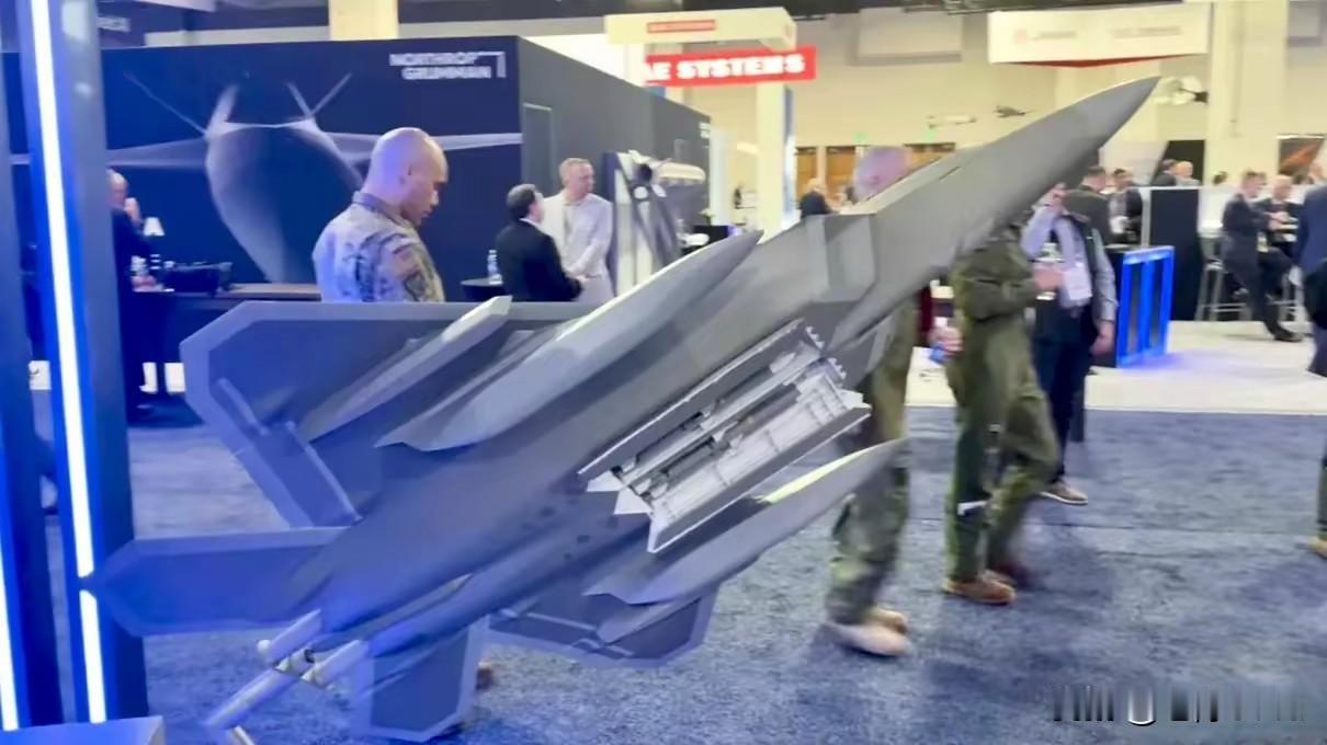 为赶超歼20，F22将升级为“超级猛禽”，然而只是加了4个吊舱美国F-22因歼