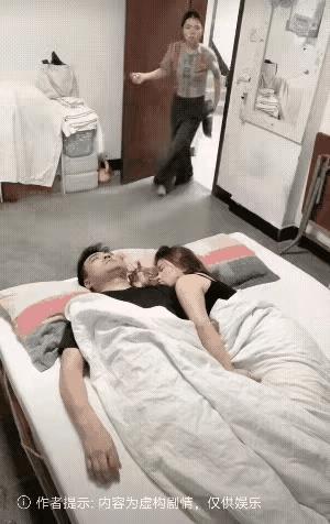 《父女》古语说女大避父，不能和父同睡住。男女有别要清楚，…………？拋砖