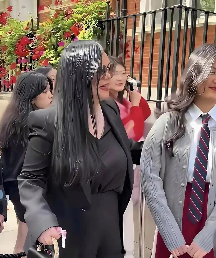 这是路人视角下的李湘母女，原来离开了美颜滤镜，那些明星和有钱人的形象也和普通人差