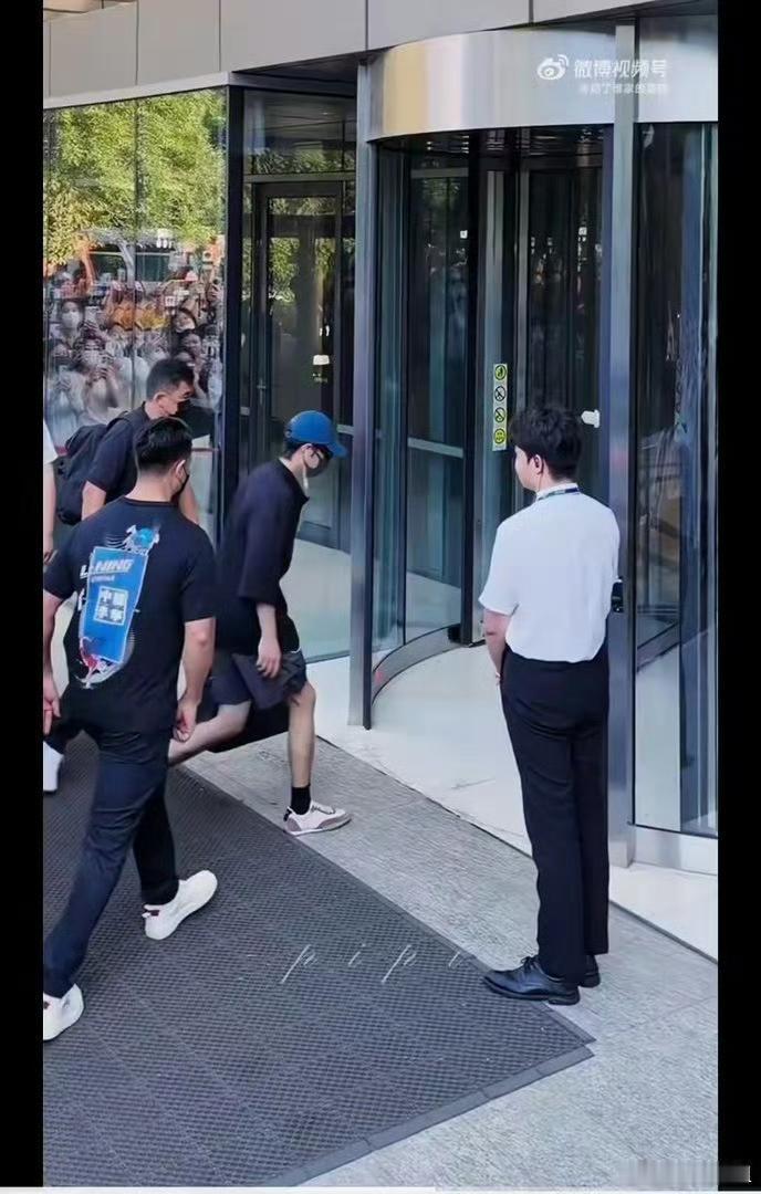 肖战结束《十日终焉》拍摄正式杀青，路透画面里从青岛返程北京的他肉眼清瘦不少。身