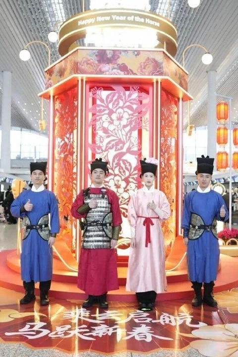 穿越广州白云机场余春当我步履踏入广州白云机场T2航站楼的瞬间，时光的经纬在此交织