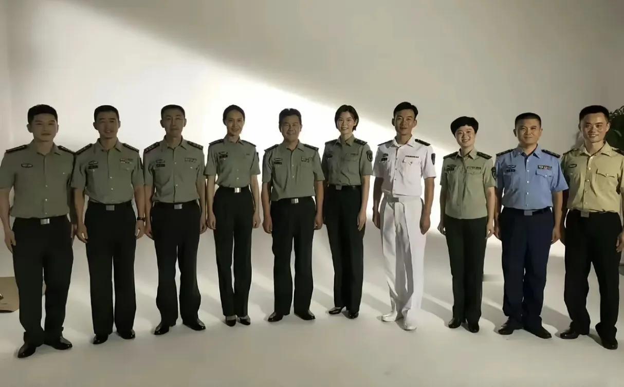 樊振东这军人形象，简直就是魅力爆棚，谁见了都得竖起大拇指！小胖的军姿简直就是