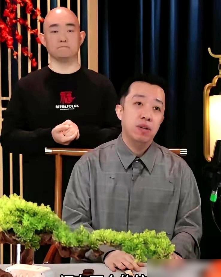 台上喊“一日为师终身为付”，台下就分道扬镳，如今又为钱同台。李菁何云伟这对，把圈