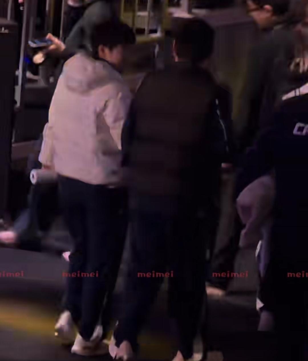 最顶级的师徒关系，从来不是“教”，而是“抢”。镜头里，邱贻可隔着半个看台眼巴