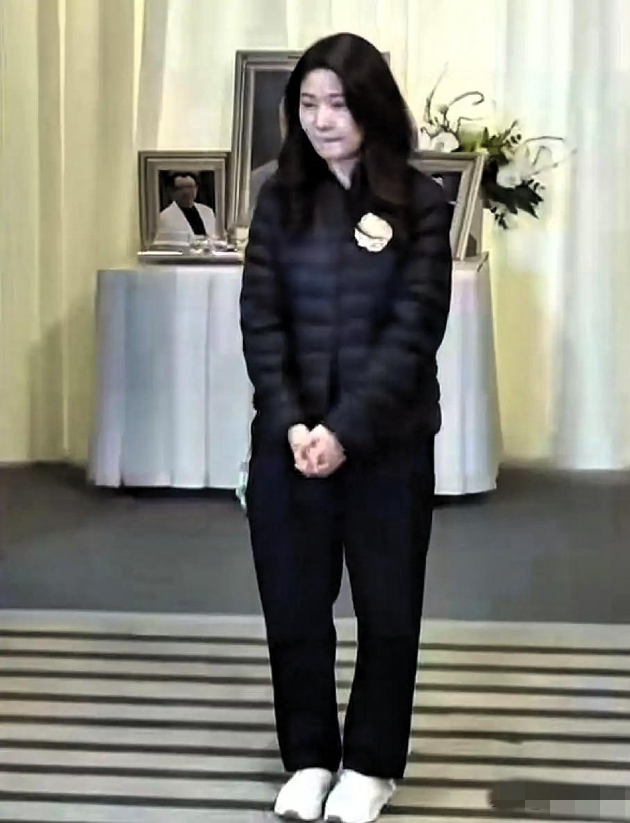 谁懂啊！看到许绍雄追悼会上他的独生女儿，突然就懂了“多生一个孩子”的深层意义！