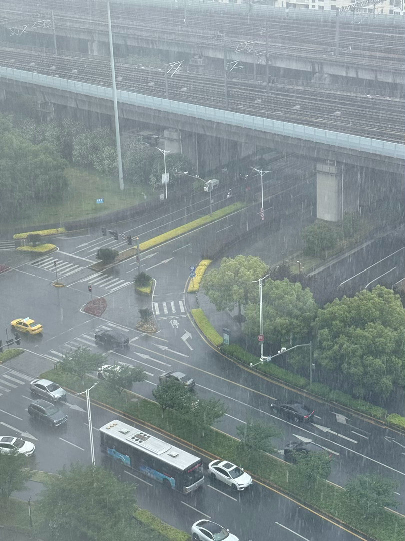 我勒个超绝大雨？