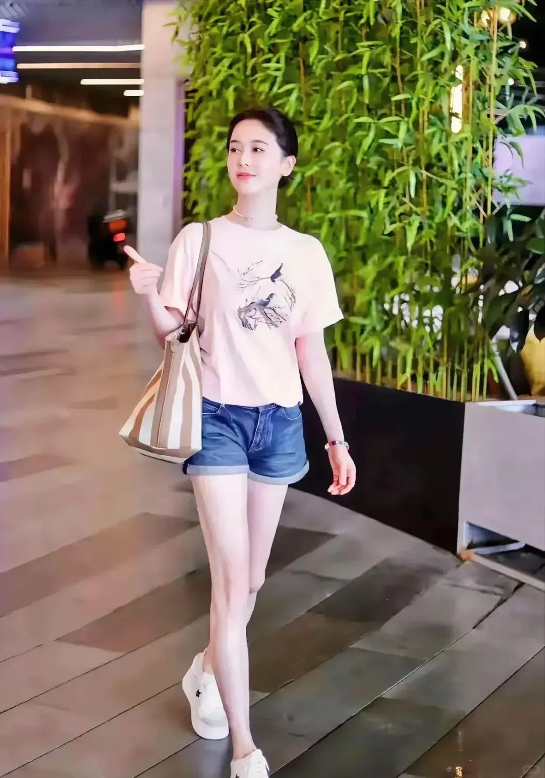 她比林青霞刘亦菲还要美！不愧是亚洲第一美女，她的美惊艳了一个时代，真正的纯天然第