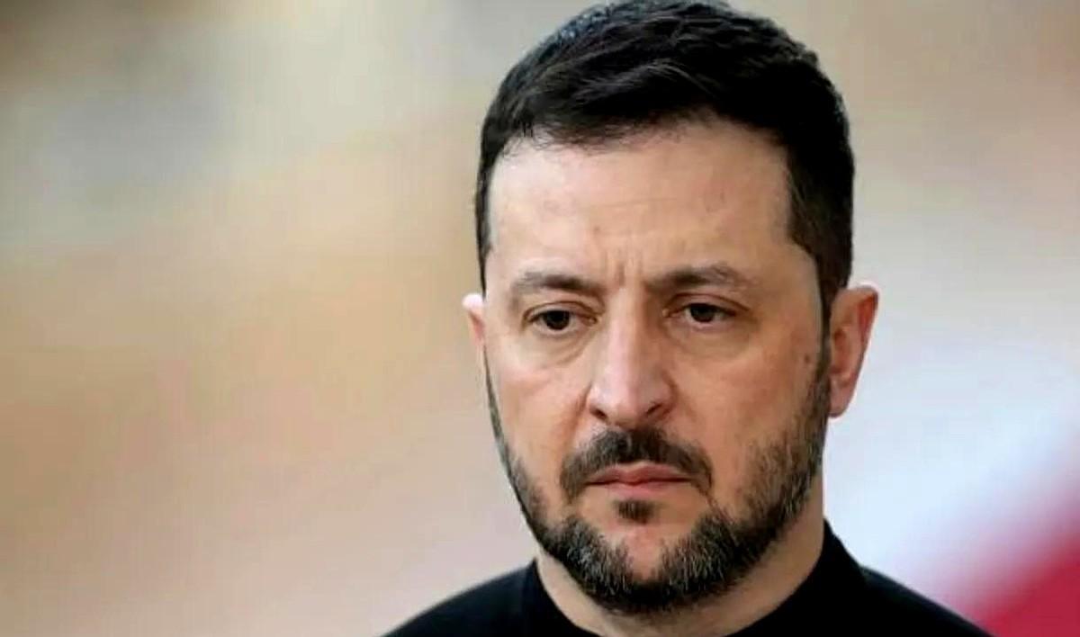 刷到这条，我手机差点没拿稳。电视镜头里，泽连斯基捏着发言稿的手在微微发抖——