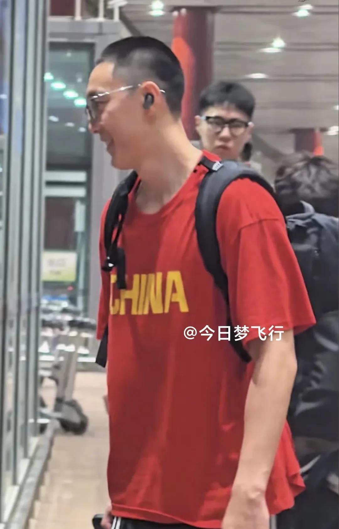 中国男篮顺利飞抵马德里，广东黑白矮&小蛇特写！昨天傍晚，中国男篮已顺利从北京首